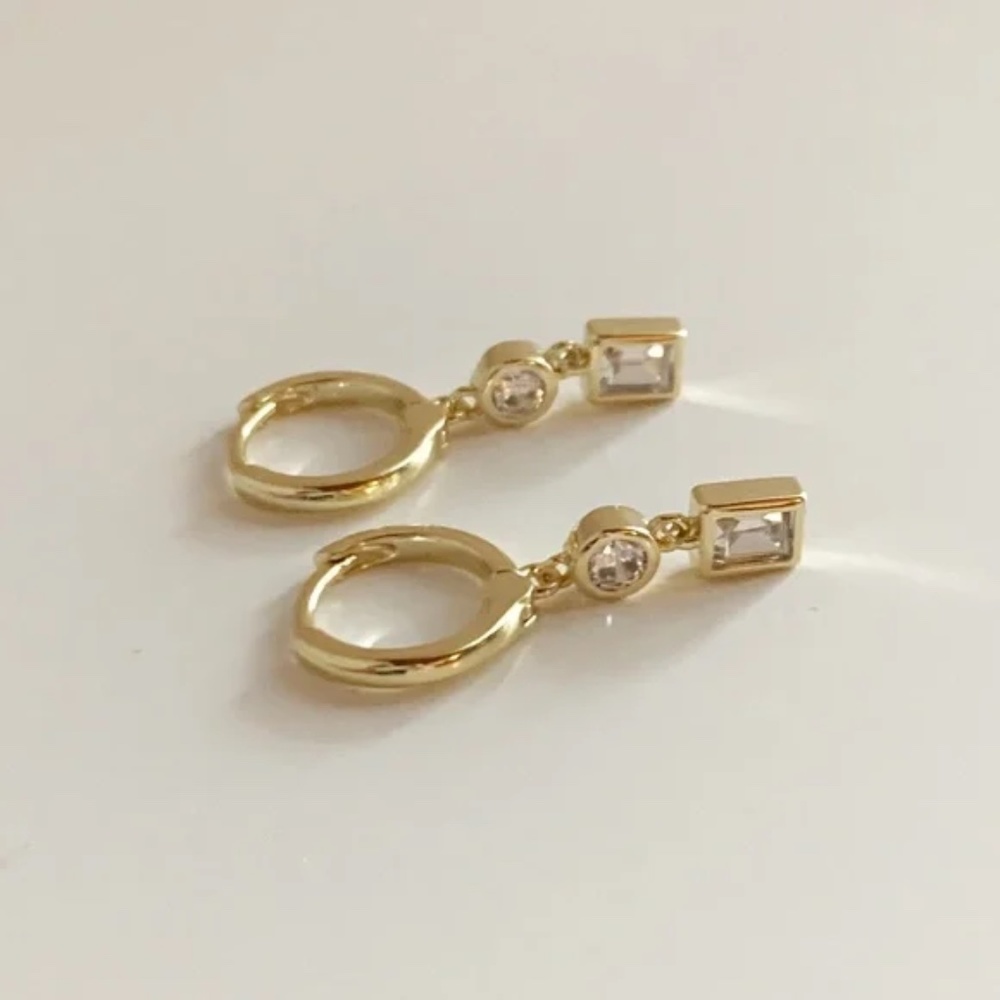 NEW SHASHI Drop Huggie Earrings - Picture 3 of 7